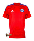 Chile 2024/2025 - Jersey Chile - Uniform home Chile - Adidas Chile - Diseño clásico - Red - Copa América - World Cup Qualifiers - Estrella solitaria - Escudo nacional - Cuello redondo - Pants blancos - Socks rojas - Tradición chilena - Tres rayas de Adidas - Innovación - Tecnología de vanguardia - Comodidad - Rendimiento.