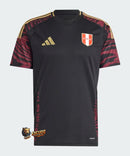 Peru 2024/2025 - Jersey alternate Peru - Adidas Peru - Black - Diseño moderno - Copa América - World Cup Qualifiers - Red - White - Cultura - Historia - Gola redonda - Pants blancos - Socks negras - Tradición - Innovación - Tecnología de vanguardia - Comodidad - Rendimiento.