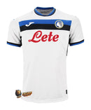 Atalanta 2024/2025 - Jersey alternate Atalanta - Joma Atalanta - Serie A - Coppa Italy - Champions League - Diseño clásico - Detalles in blue and black - White - Blue - Black - Identidad del club - Historia - Gola redonda - Escudo del Atalanta - Logo de Joma - Tecnologías innovadoras - Confort - Rendimiento.