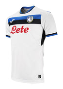 Atalanta 2024/2025 - Jersey alternate Atalanta - Joma Atalanta - Serie A - Coppa Italy - Champions League - Diseño clásico - Detalles in blue and black - White - Blue - Black - Identidad del club - Historia - Gola redonda - Escudo del Atalanta - Logo de Joma - Tecnologías innovadoras - Confort - Rendimiento.