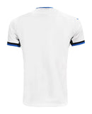 Atalanta 2024/2025 - Jersey alternate Atalanta - Joma Atalanta - Serie A - Coppa Italy - Champions League - Diseño clásico - Detalles in blue and black - White - Blue - Black - Identidad del club - Historia - Gola redonda - Escudo del Atalanta - Logo de Joma - Tecnologías innovadoras - Confort - Rendimiento.