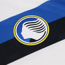 Atalanta 2024/2025 - Jersey alternate Atalanta - Joma Atalanta - Serie A - Coppa Italy - Champions League - Diseño clásico - Detalles in blue and black - White - Blue - Black - Identidad del club - Historia - Gola redonda - Escudo del Atalanta - Logo de Joma - Tecnologías innovadoras - Confort - Rendimiento.