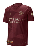 Manchester City 2024/2025 - Third jersey Manchester City - Puma Manchester City - Premier League - FA Cup - Champions League - Diseño innovador - Diseño audaz - Vanguardia - Pasión - Gola - Detalles in las sleeves - Escudo del Manchester City - Logo de Puma - Tecnologías innovadoras - Confort - Rendimiento.