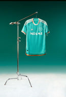 Inter Miami - New jersey - Messi modelo - Lanzamiento - Fútbol internacional - Prestigio - Club - Expectativa - Aficionados - Estrella - Visibilidad - Impacto.
