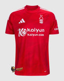 Nottingham Forest 2024/2025 - Jersey Nottingham Forest - Uniform home Nottingham Forest - Adidas Nottingham Forest - Premier League - Diseño clásico - Diseño moderno - Red - Yellow - Gola redonda - Escudo del Nottingham Forest - Logo de Adidas - Historia del club - Innovación de Adidas - Tecnologías innovadoras - Confort - Rendimiento.