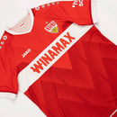 VfB Stuttgart 2024/2025 - Jersey alternate VfB Stuttgart - Jako VfB Stuttgart - Bundesliga - Champions League - Diseño moderno - Detalles únicos - Blue - White - Red - Gola redonda - Escudo del VfB Stuttgart - Logo de Jako - Historia del club - Identidad del club - Tecnologías innovadoras - Confort - Rendimiento.
