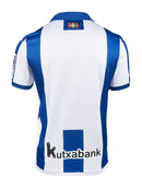 Real Sociedad 20242025 - Jersey Real Sociedad - Uniform home Real Sociedad - Macron Real Sociedad - La Liga EA Sports - Europa League - Diseño clásico - Diseño elegante - Blue sky blue - Cuello redondo - Escudo del club - Logo de Macron - Franjas verticales - Historia del club - Tecnologías innovadoras - Confort - Rendimiento.