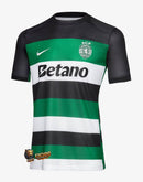 SportingCP20242025-CamisetaSportingCP-UniformetitularSportingCP-NikeSportingCP-PrimeiraLiga-CopadePortugal-ChampionsLeague-Disenoclasico-Disenomoderno-Verde-Blanco-Golaredon