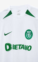 Sporting CP 20242025 - Jersey alternate Sporting CP - Nike Sporting CP - Primeira Liga - Copa de Portugal - Champions League - Diseño audaz - Diseño moderno - Black - Green - White - Francisco Stromp - Rayas horizontales - Gola redonda - Escudo del Sporting CP - Logo de Nike - Betano - Tribute - Centenary - Tecnologías innovadoras - Confort - Rendimiento.
