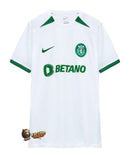Sporting CP 20242025 - Jersey alternate Sporting CP - Nike Sporting CP - Primeira Liga - Copa de Portugal - Champions League - Diseño audaz - Diseño moderno - Black - Green - White - Francisco Stromp - Rayas horizontales - Gola redonda - Escudo del Sporting CP - Logo de Nike - Betano - Tribute - Centenary - Tecnologías innovadoras - Confort - Rendimiento.