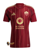 camiseta-ASRoma2024-25-uniformedelocal-Adidas-SerieA-rojo-detallesdorados-disenoelegante-RiyadhSeason-temporada2024-25-futbolitaliano-PauloDybala-TammyAbraham-LorenzoPelleg